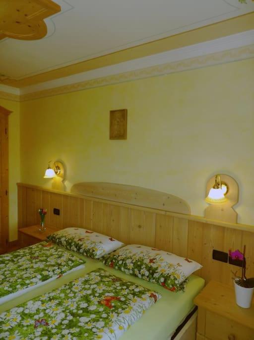 Postel nebo postele na pokoji v ubytování Ciasa Gran Panorama Moena
