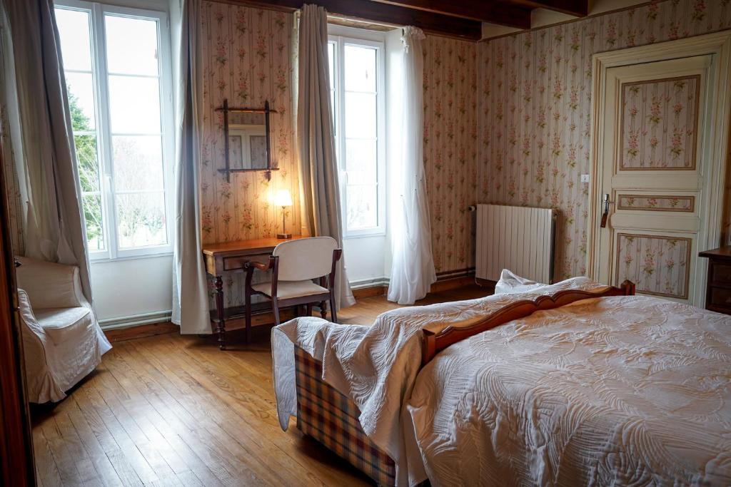 1 dormitorio con 1 cama, escritorio y ventanas en maison bourgeoise en Rouffignac