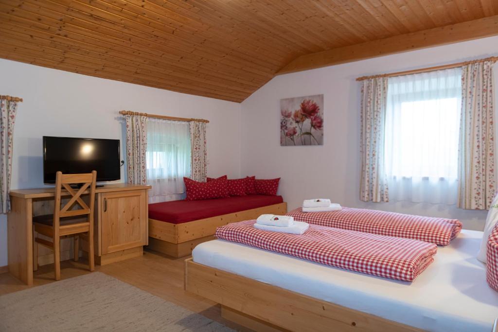 Posteľ alebo postele v izbe v ubytovaní Hartlhof Urlaub am Baby- und Kinderbauernhof