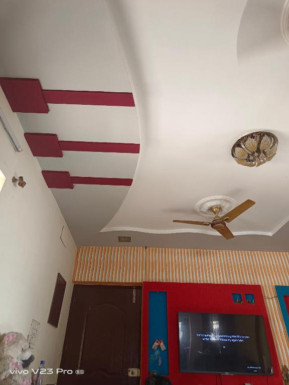 um tecto com uma bandeira americana pintada nele em GT em Chennai