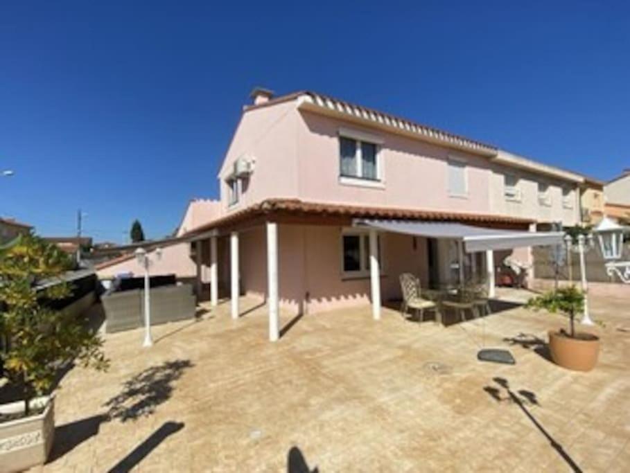 une maison avec une grande terrasse en face dans l'établissement Magnifique villa moderne Jacuzzi 4 chambres 3 salle de bain proche plage centre ville activité, au Barcarès