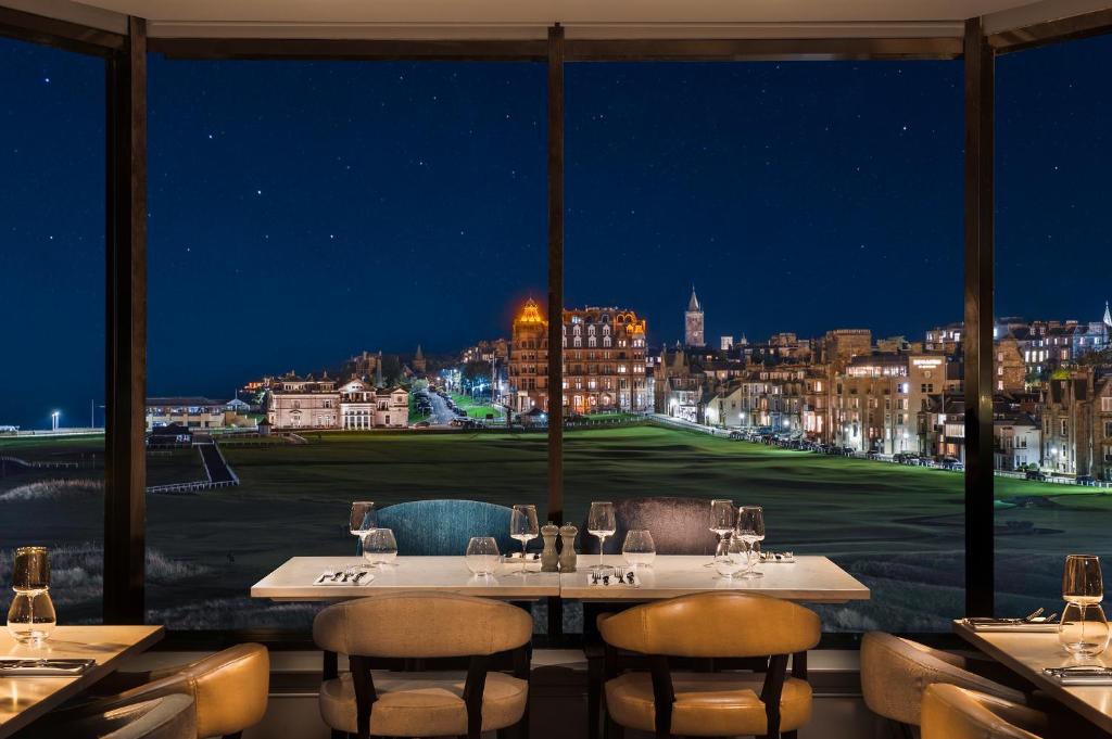 Výhled na řeku, která protéká v blízkosti hotelu