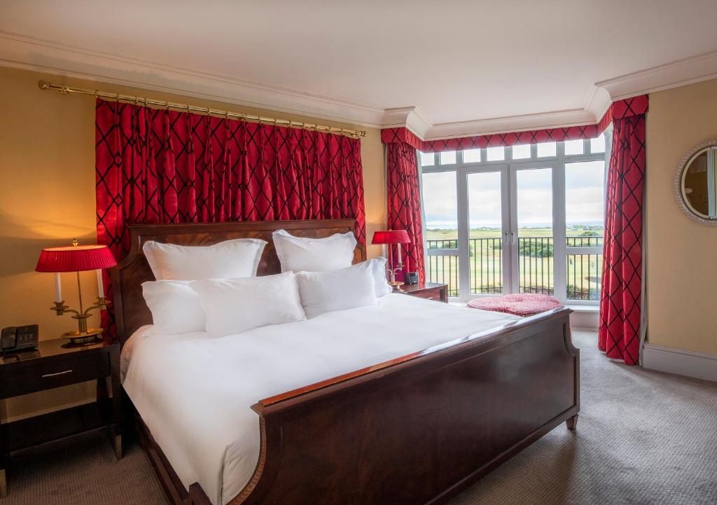 Postel nebo postele na pokoji v ubytování Old Course Hotel St Andrews