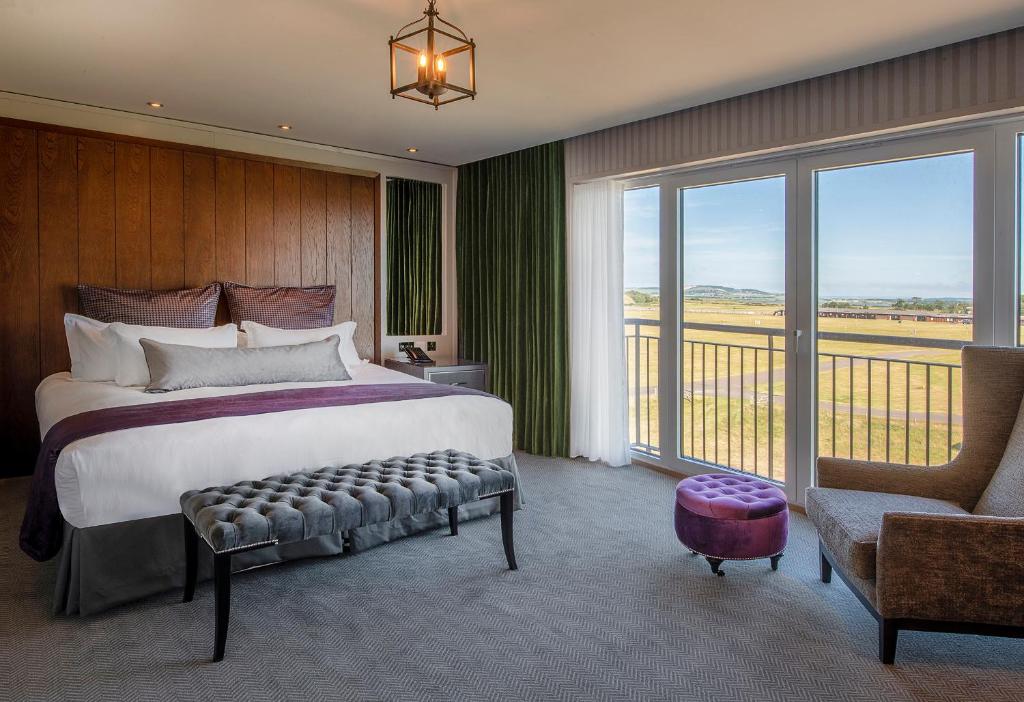 Postel nebo postele na pokoji v ubytování Old Course Hotel St Andrews