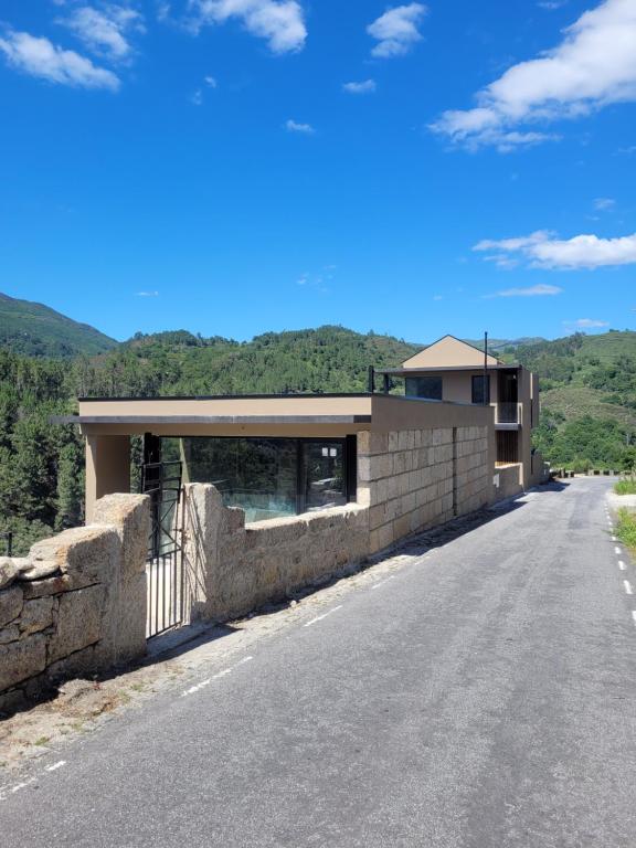 una casa al lado de una carretera en INFINITY HOUSES en Ponte da Barca