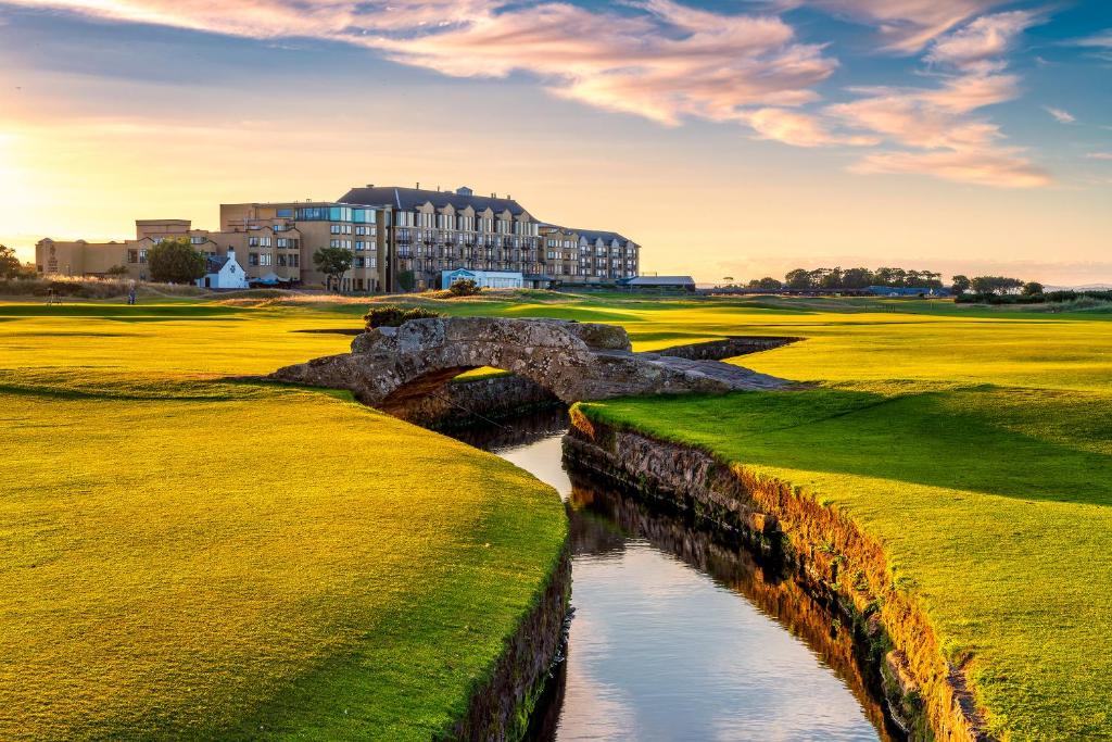 un pont sur une rivière sur un parcours de golf dans l'établissement Old Course Hotel St Andrews, à St Andrews