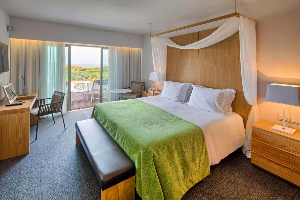 Cama ou camas em um quarto em EPIC SANA Algarve Hotel