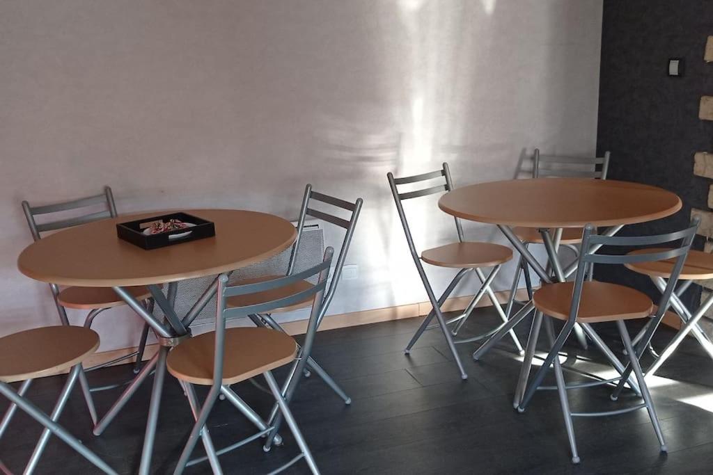 Reštaurácia alebo iné gastronomické zariadenie v ubytovaní Gite Glaïeul