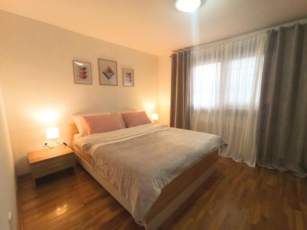Un dormitorio con una cama grande y una ventana en Kuća za odmor La Mia Casa, en Doboj