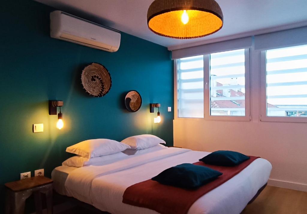 um quarto com uma cama grande e uma janela em Aveiro Rossio Lodge em Aveiro