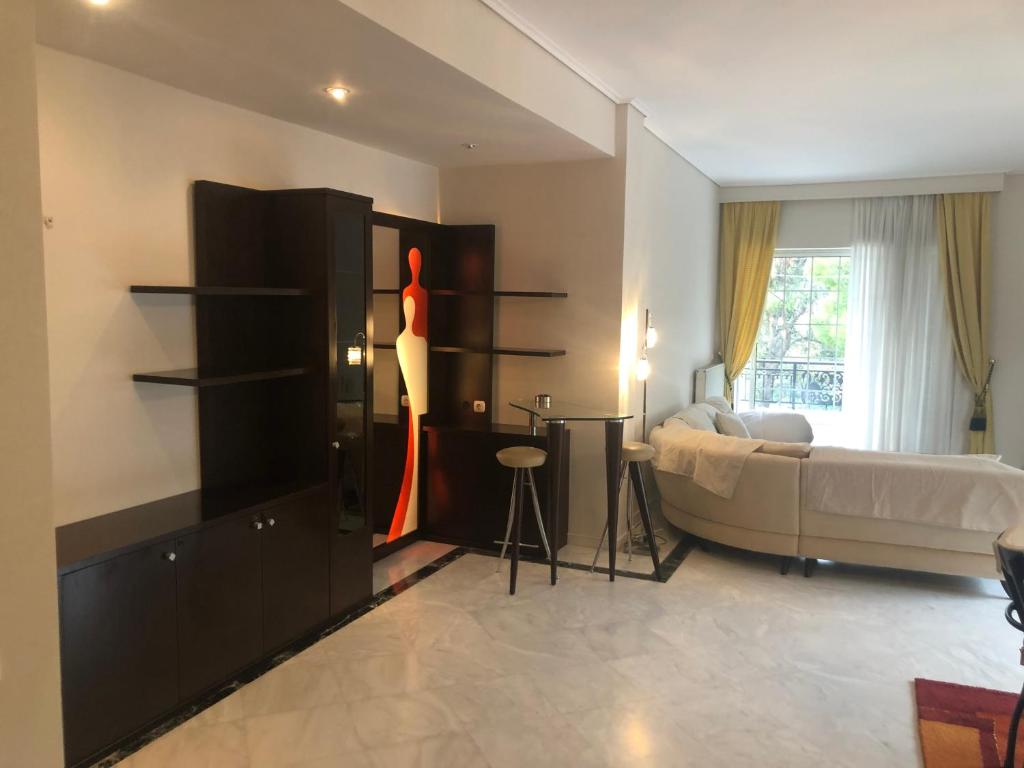 Zack's Grande - Three-Bedroom Apartment