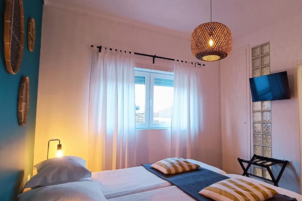 a bedroom with a bed and a window at Aveiro Rossio Lodge in Aveiro