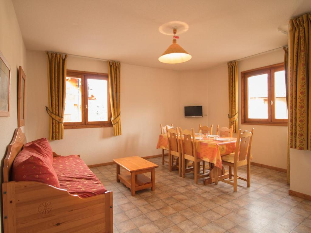 uma sala de estar com uma mesa e uma sala de jantar em Appartement Aussois, 3 pièces, 6 personnes - FR-1-508-140 em Aussois