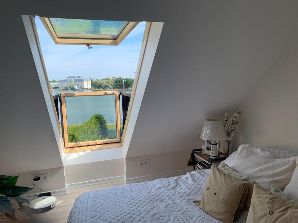 1 dormitorio con cama y ventana grande en Room with the view!, en Haapsalu