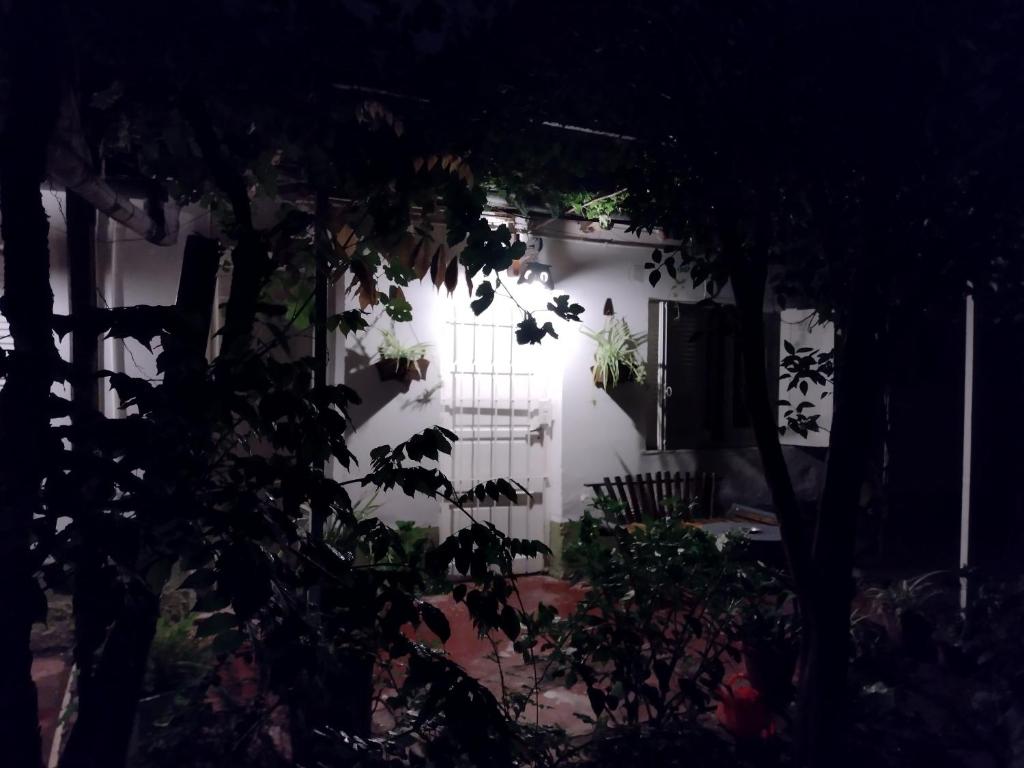 una casa blanca con ventana por la noche en Casa María Elena en San Rafael