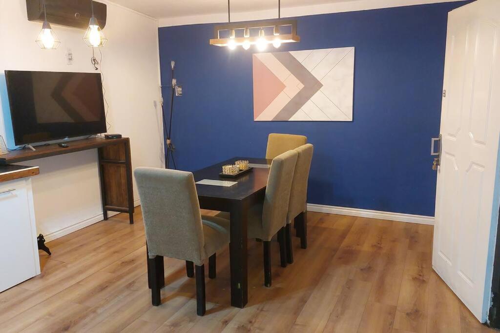 een eetkamer met een tafel met stoelen en een tv bij Casa Familiar in La Rioja