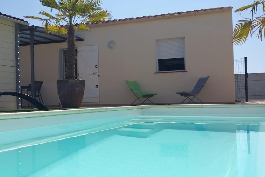Bazén v ubytovaní VACANCES LA TONNELLE alebo v jeho blízkosti