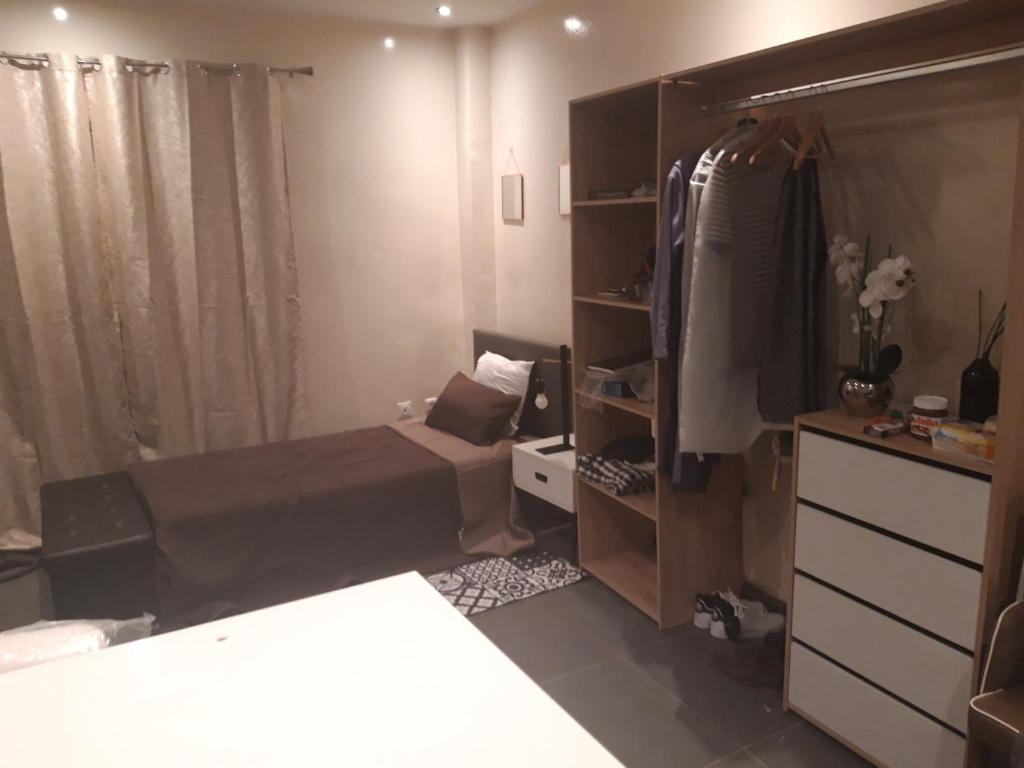 um quarto com uma cama e uma cómoda e um quarto em Résidence Edelweiss em Dakar
