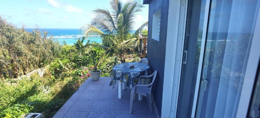 聖馬丁島的住宿－DV Real Philoxénia，海景阳台上的桌椅