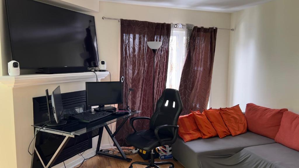 TV tai viihdekeskus majoituspaikassa Travellers Suite Room