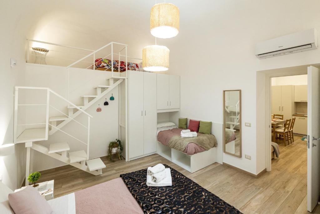 een kleine kamer met een stapelbed en een trap bij Adelis Case Vacanza in Napels