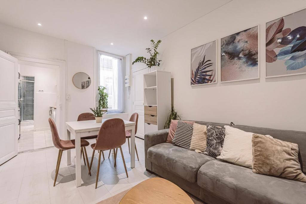 un soggiorno con un divano e un tavolo di 2 chambres, proche hyper centre a Reims