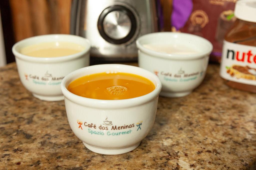 Comodidades para preparar café e chá em Pousada das Meninas