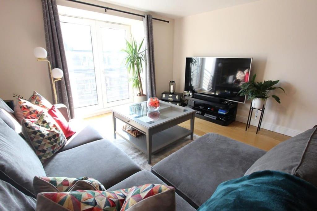 un soggiorno con divano e TV di Spacious 2 Bed, 2 Bath apartment -The Shore, Leith a Edimburgo