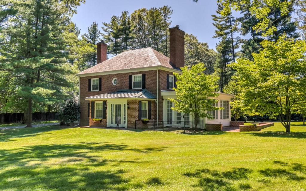 una vecchia casa di mattoni con un prato di Idyllic County Escape a Timonium