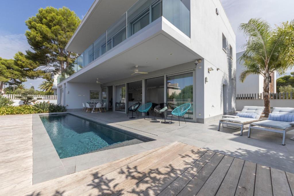 a villa with a swimming pool and a house at Casa Chamizo in Cambrils