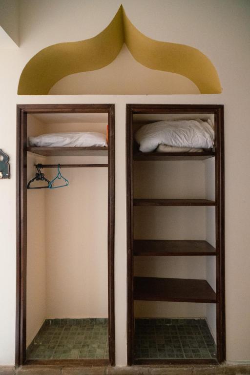 Palanda nebo palandy na pokoji v ubytování Alf Leila Boutique Hotel