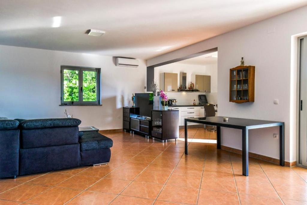 salon z kanapą i stołem w obiekcie Apartments Lia-Jolie w mieście Umag
