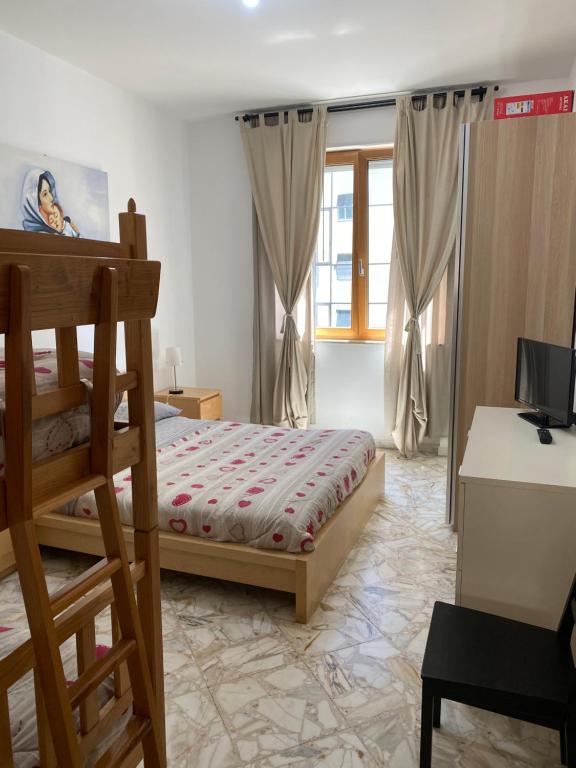 una camera con letto a castello e TV di Central Station Suite Apartment a Bari
