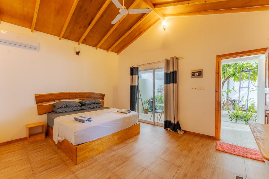 - une chambre avec un lit dans l'établissement Thoddoo Sun Sky Inn, Maldives, à Thoddoo