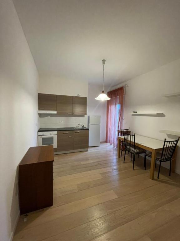 cocina y comedor con mesa y sillas en Appartamento a Casciana Terme en Casciana Terme