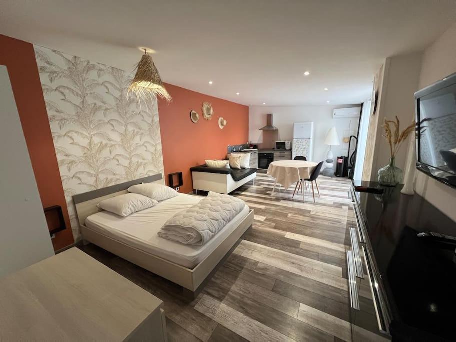 een slaapkamer met een bed en een woonkamer bij Le Cocon in Balaruc-les-Bains