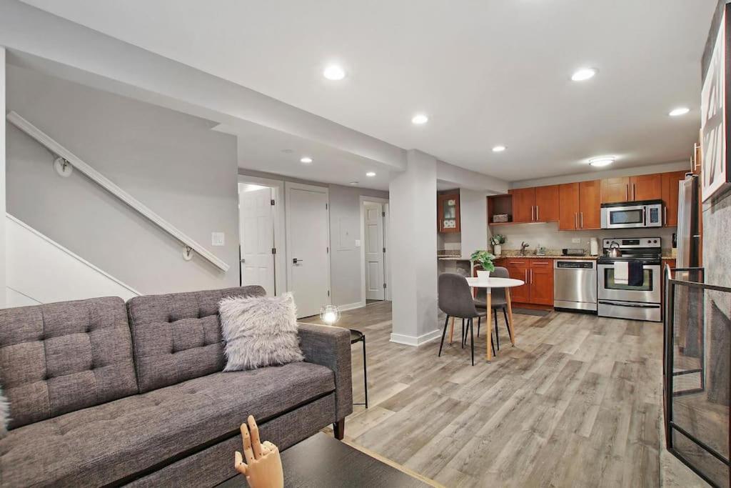 芝加哥的住宿－Chic 1BR Apartment With Modern Comforts - Barry GA，带沙发的客厅和厨房