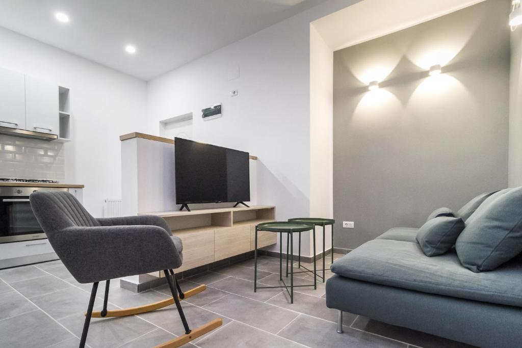 un soggiorno con divano e TV a schermo piatto di Modern Apartment in the Heart of Bucharest a Bucarest