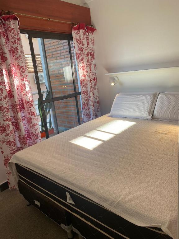1 dormitorio con 1 cama grande y ventana en departamento en Ctes-Lagraña 35 en Corrientes