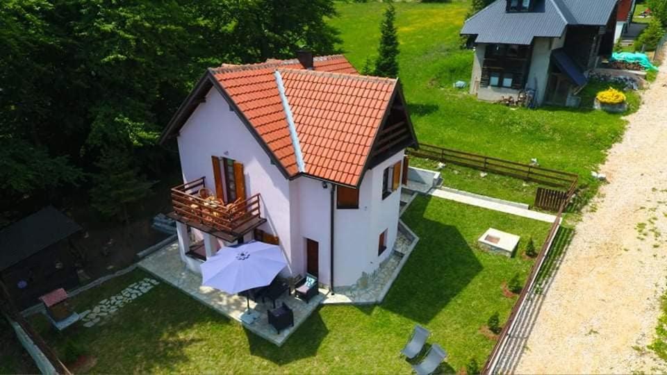 una vista aérea de una casa pequeña con sombrilla en Planinska Kuca Tara / Mountain House Tara, en Kaludjerske Bare