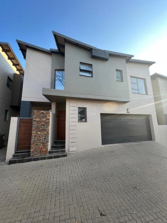 A beautiful modernize 4 bedrooms stand alone house, Kempton Park
