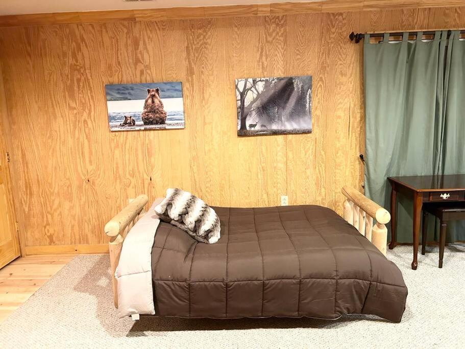 One of a Kind Rustic Log Cabin near Bryce Resort - Large Game Room - Fire Pit - Large Deck - BBQ - Casa De Tres Dormitorios