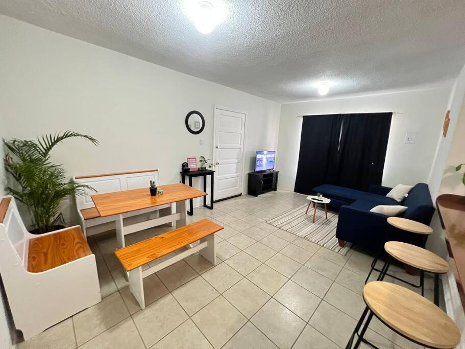sala de estar con sofá azul y mesa en Departamento, recién remodelado a 3 min USA. 2 en Ciudad Juárez