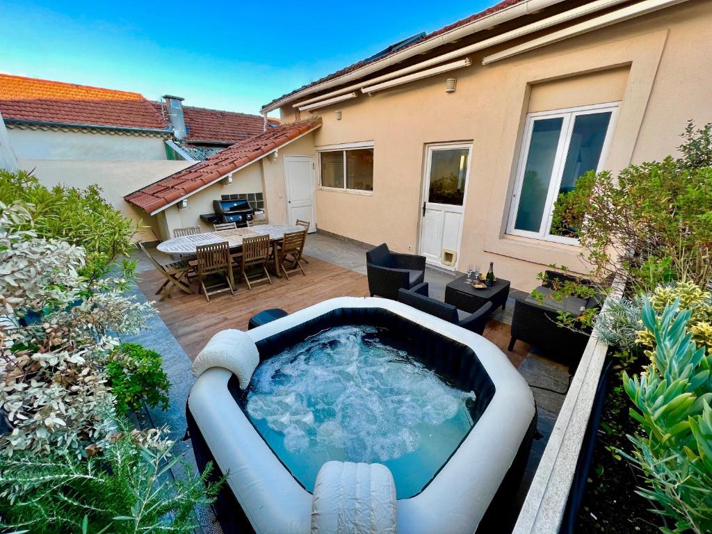 uma banheira de hidromassagem no quintal de uma casa em Cannes, mer à 500 m, maison rare em Cannes