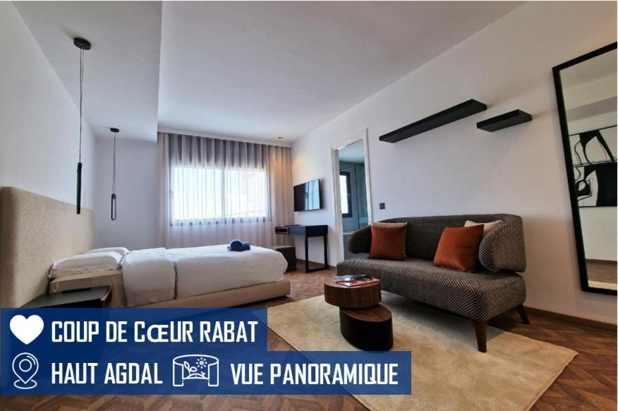 salon z łóżkiem i kanapą w obiekcie Penthouse haut standing avec vue panoramique w mieście Rabat