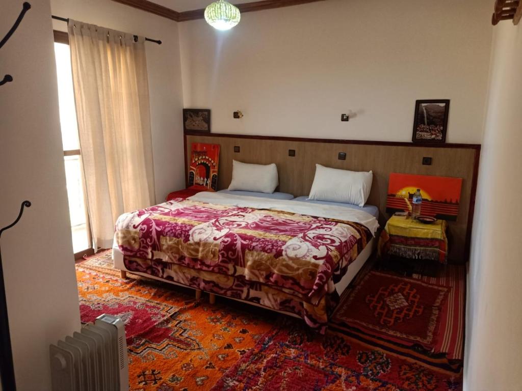 - une chambre avec un grand lit dans l'établissement Gite Panorama, à Imlil