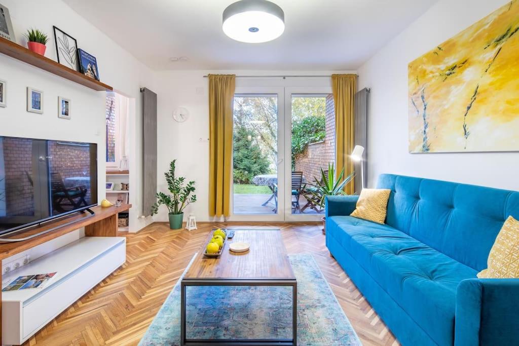 TV a/nebo společenská místnost v ubytování Cozy Apartment with Garden in the Castle District