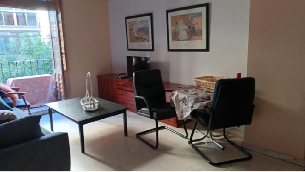 sala de estar con 2 sillas y mesa en Economic private room in center of Granada, en Granada