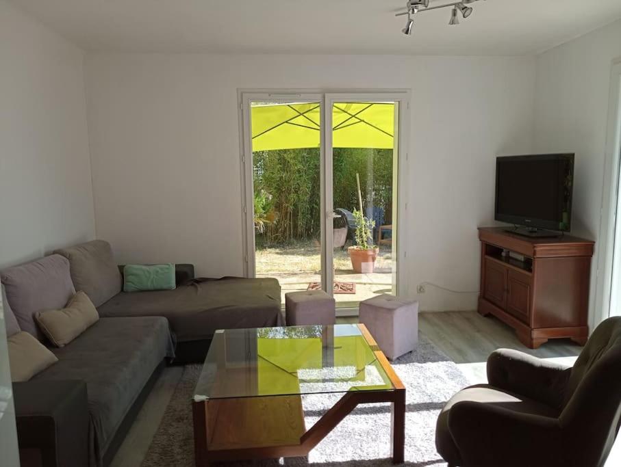 TV a/nebo společenská místnost v ubytování 400m de la plage Maison 3 chambres avec jardin