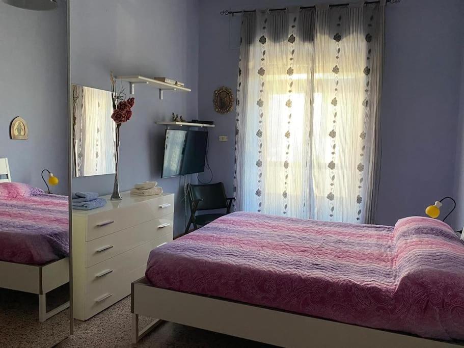 蒙特薩爾基奧的住宿－Appartamento Nonna Ida，一间带两张床和梳妆台的卧室